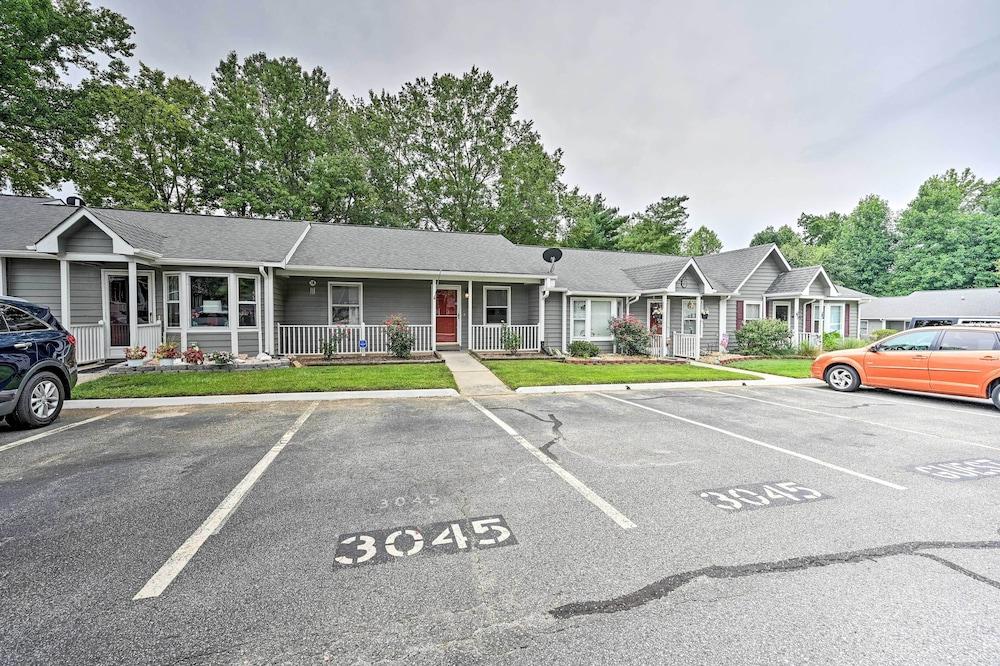 Lovely High Point Abode ~ 2 Mi to University!