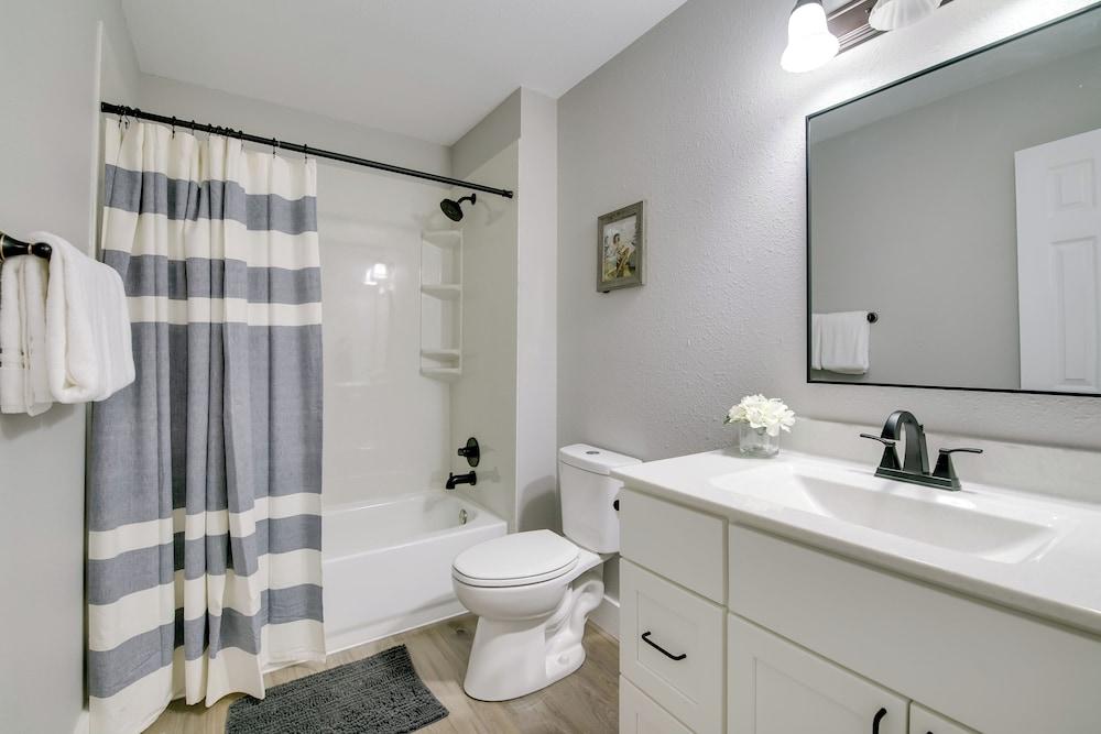 Cheerful Townhouse - Walk to Table Rock Lake!