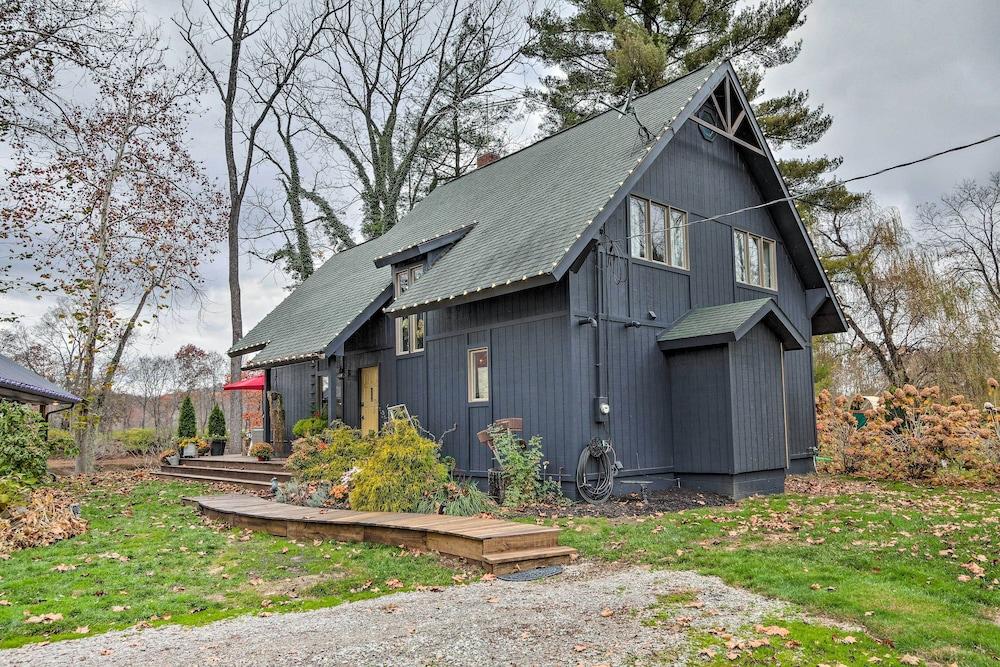 Riverfront Zanesville Getaway w/ Private Bar!