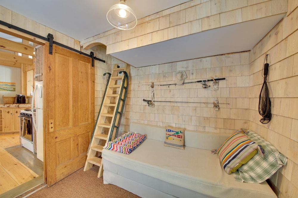 Palmyra Cottage w/ Deck on Whites Pond!