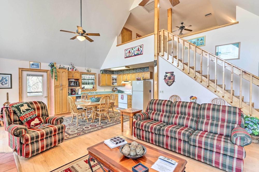 Family-friendly Murphy Cabin w/ Deck & Fire Pit!