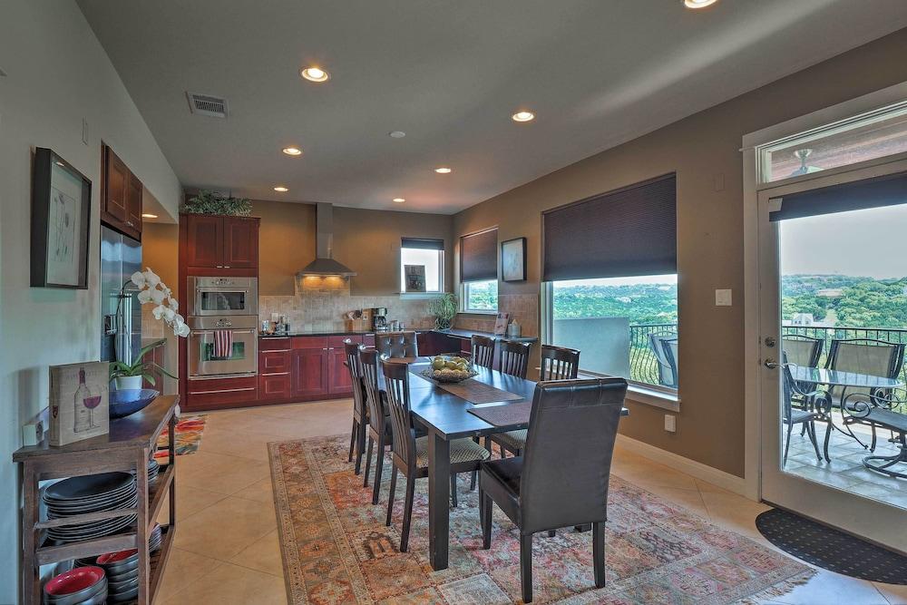 Chic Villa w/ Infinity Pool: 10 Mi to Downtown!