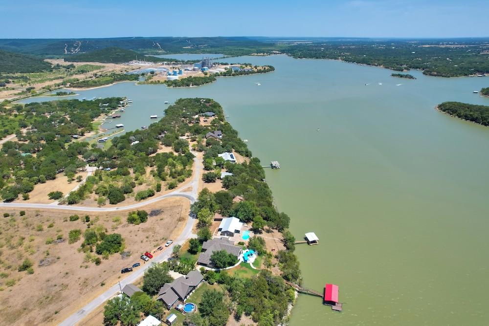 Spacious Palo Pinto Home: Private Dock & Pool
