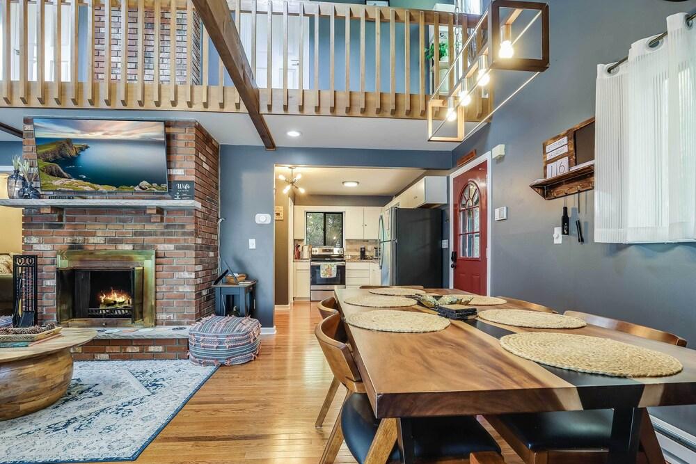 Hot Tub, Fire Pit & Barrel Sauna: Poconos Abode