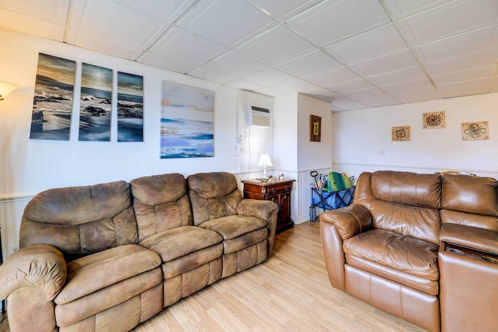 1 Ocean Fun:' Emerald Isle Apt, Steps to Beaches!