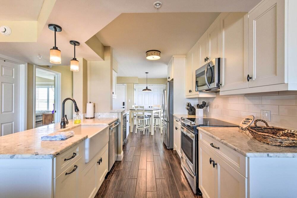 Luxe Oceanfront Condo w/ Pool, Beach Access + Gear