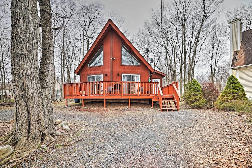 Golf, Ski + Fish: Cabin w/ Deck in Tobyhanna!