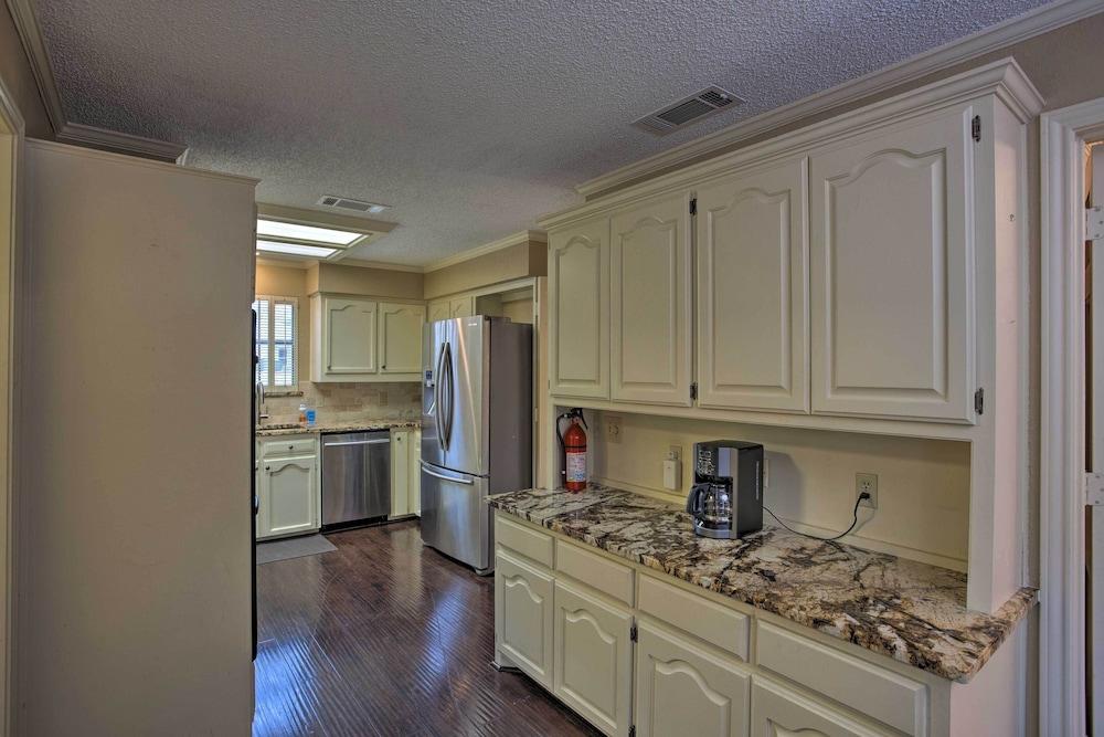 Unwind Fireside & Play Pool! Idyllic Mckinney Home