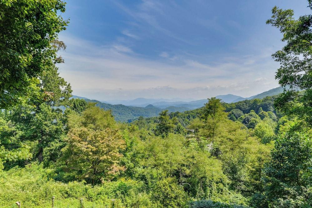 Pet-friendly Waynesville Retreat w/ Hot Tub!