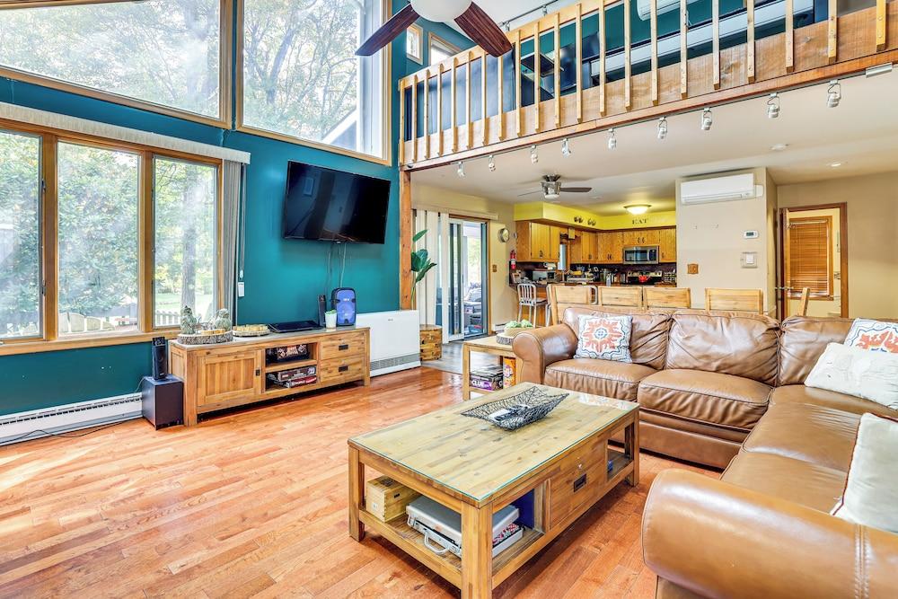 Lake Harmony Resort Home w/ Deck + Fire Pit!