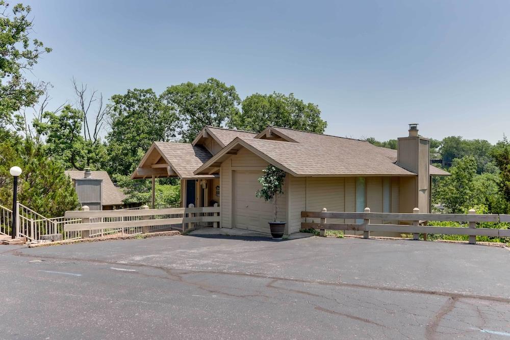 Hot Tub & Deck: Margaritaville Resort Retreat!