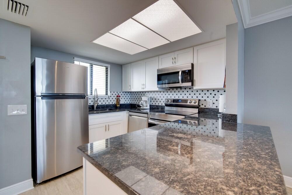 Remarkable Hudson Condo w/ Coastal Views!