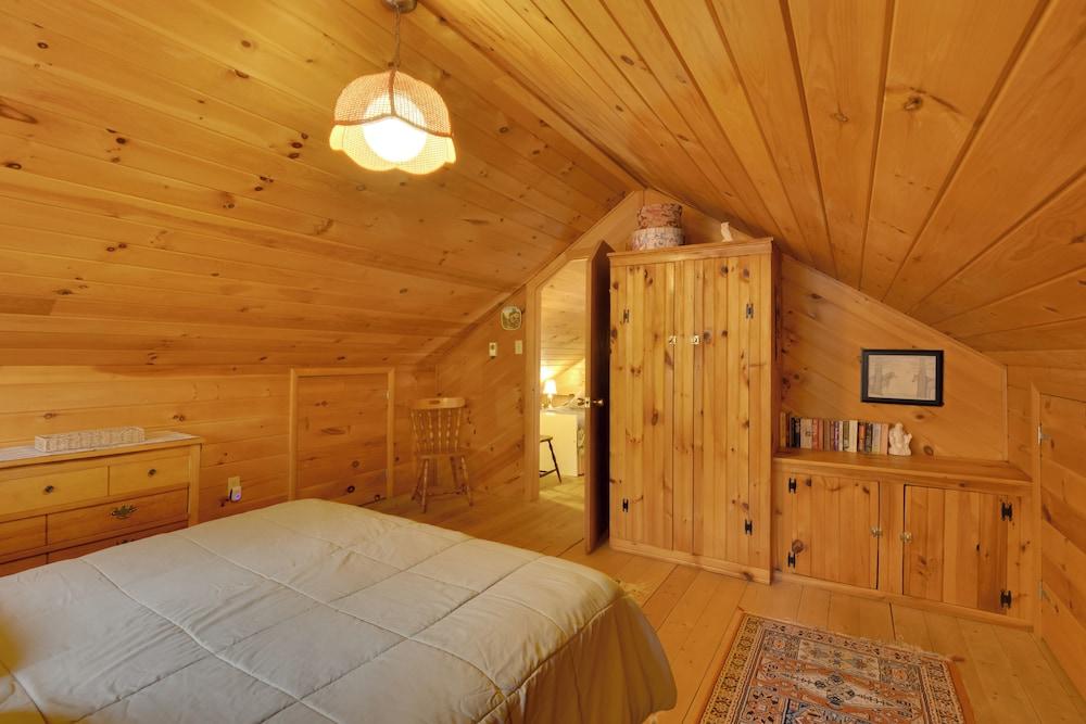 Peaceful Bedford Escape: Deck & Stunning Views!