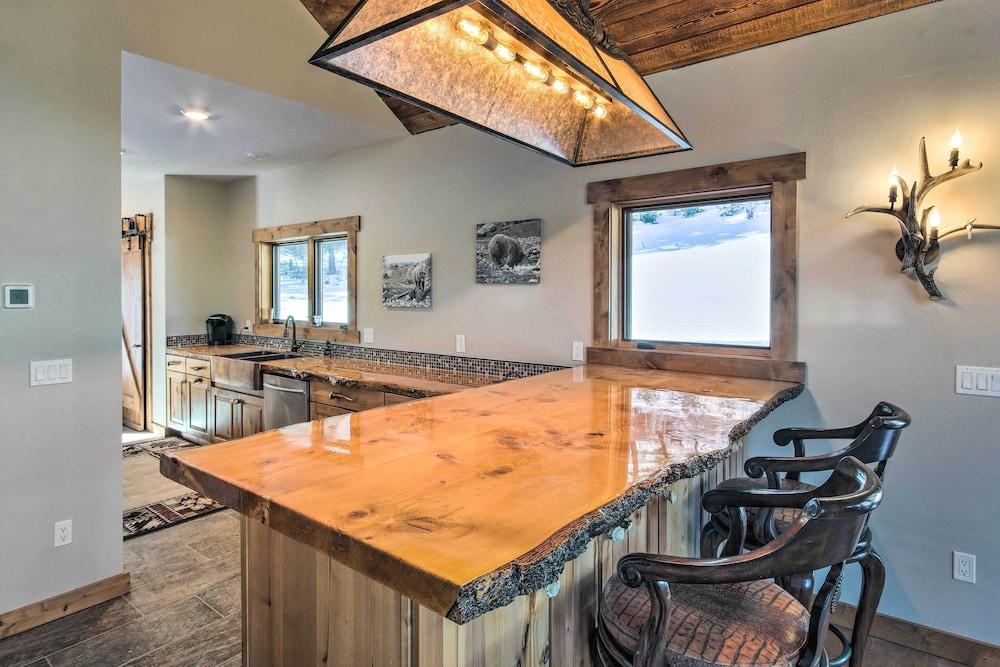 Bozeman Cabin: Deck w/ Jacuzzi & Gas Grill!