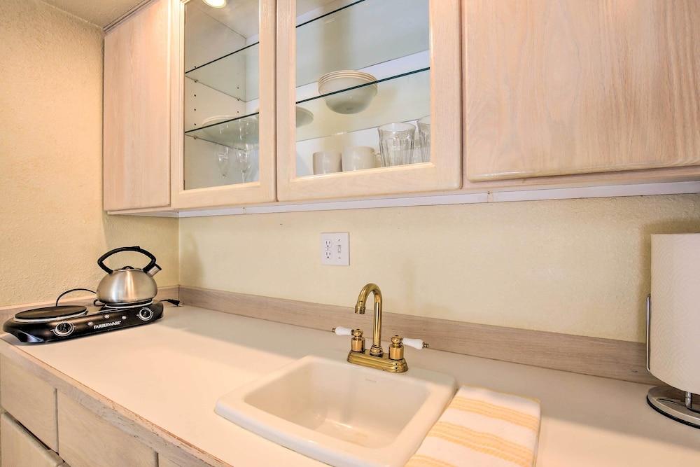 Spacious Kalama Studio w/ Riverfront Deck!