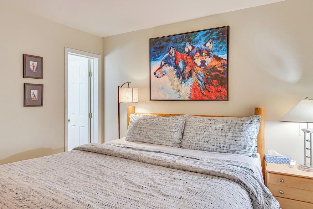 1 Mi to Diamond Peak Ski Resort: Forest-view Condo