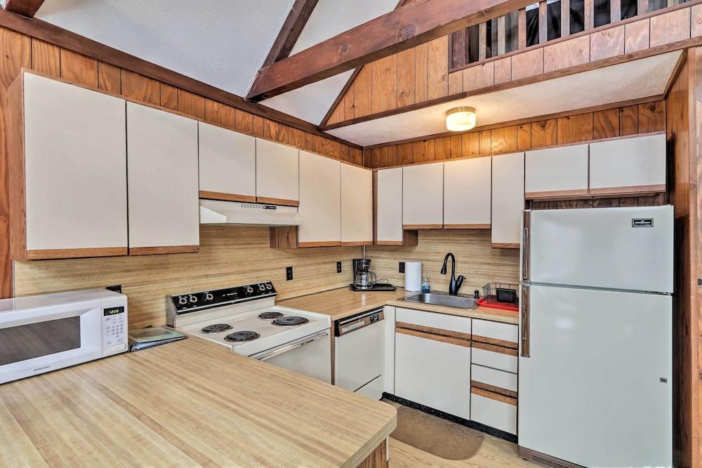 7 Miles to State Park: Poconos Getaway w/ Deck!