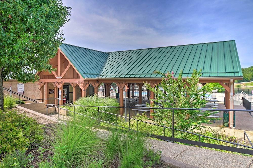 Screened Deck: Cozy Branson West Cabin!