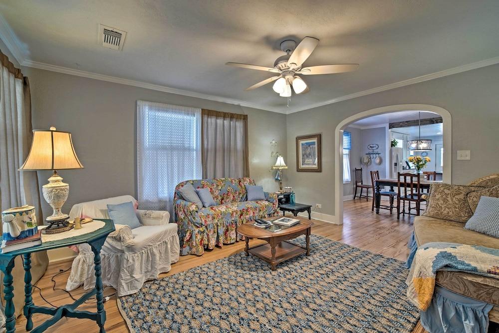 Pet-friendly Brenham Cottage w/ Yard!