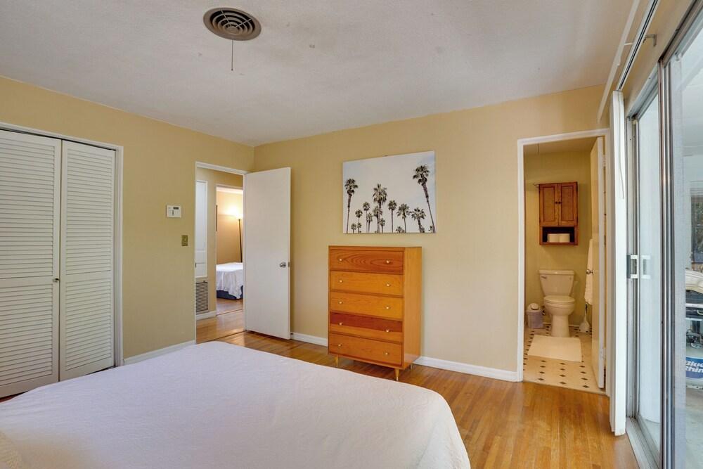 Charming Mid-century House - Just Steps to Lake!