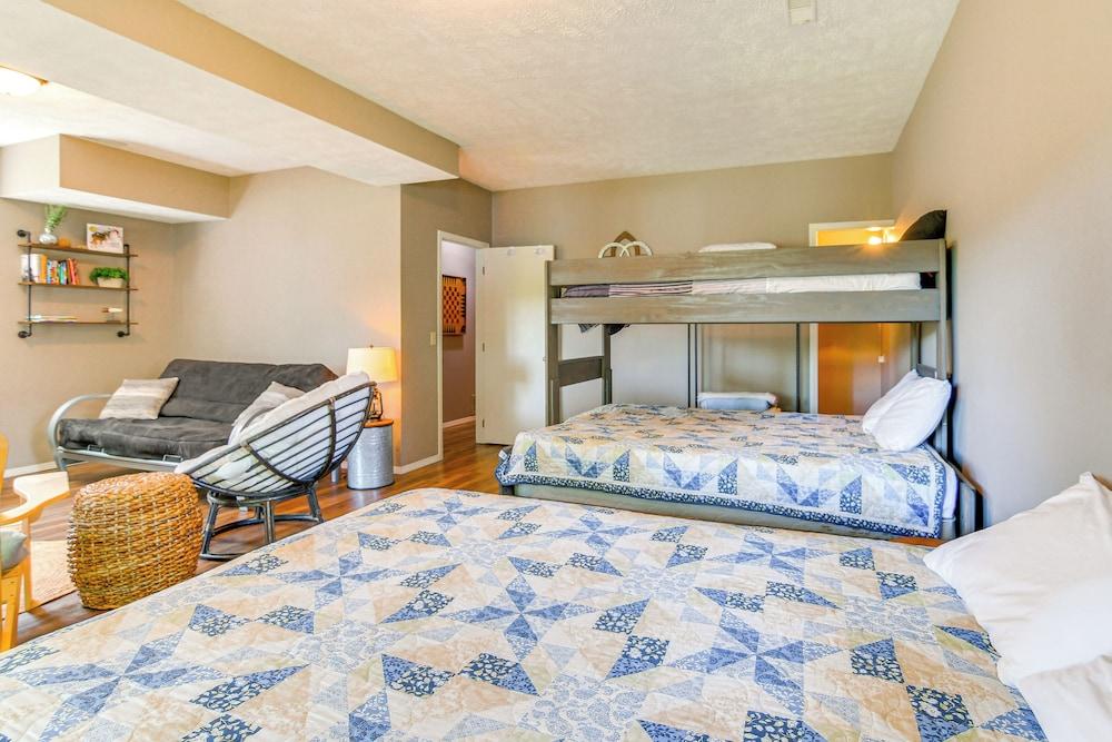 Reeds Spring Retreat w/ Lakeview Deck + Grill