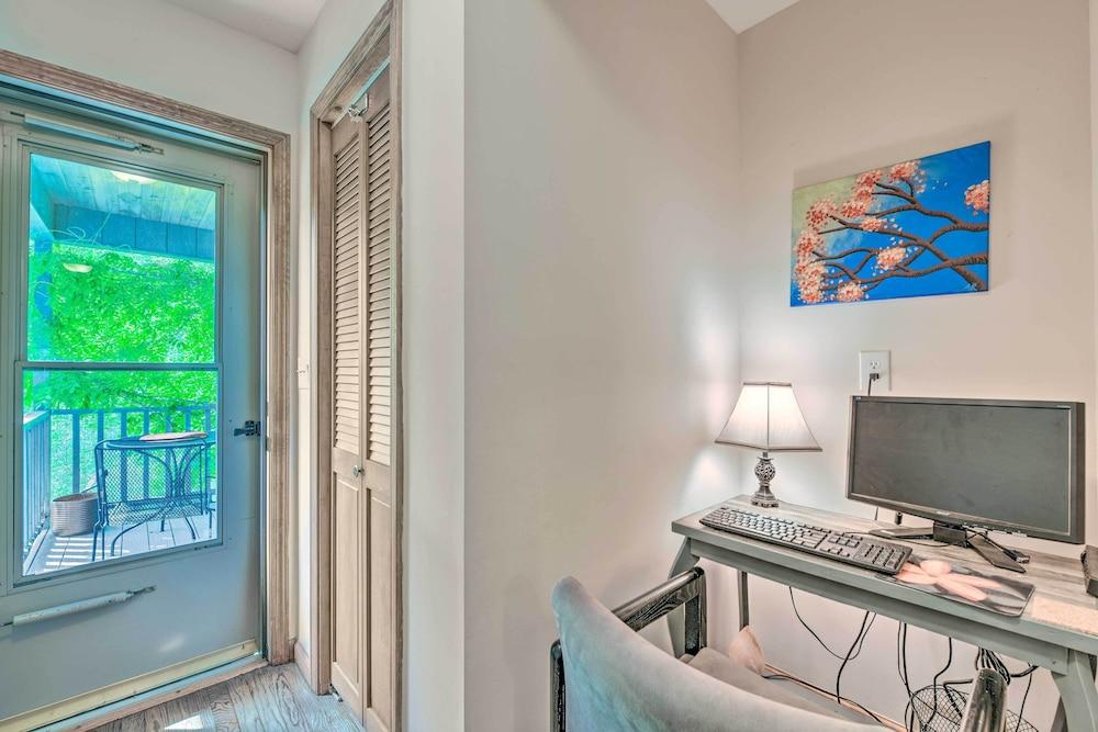 Pet-friendly Waynesville Home w/ Mountain Views!