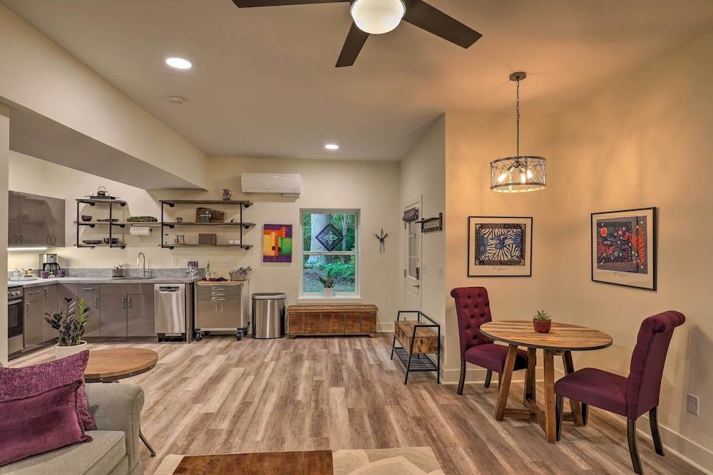 7 Mi to Dtwn Asheville: Apartment w/ Patio