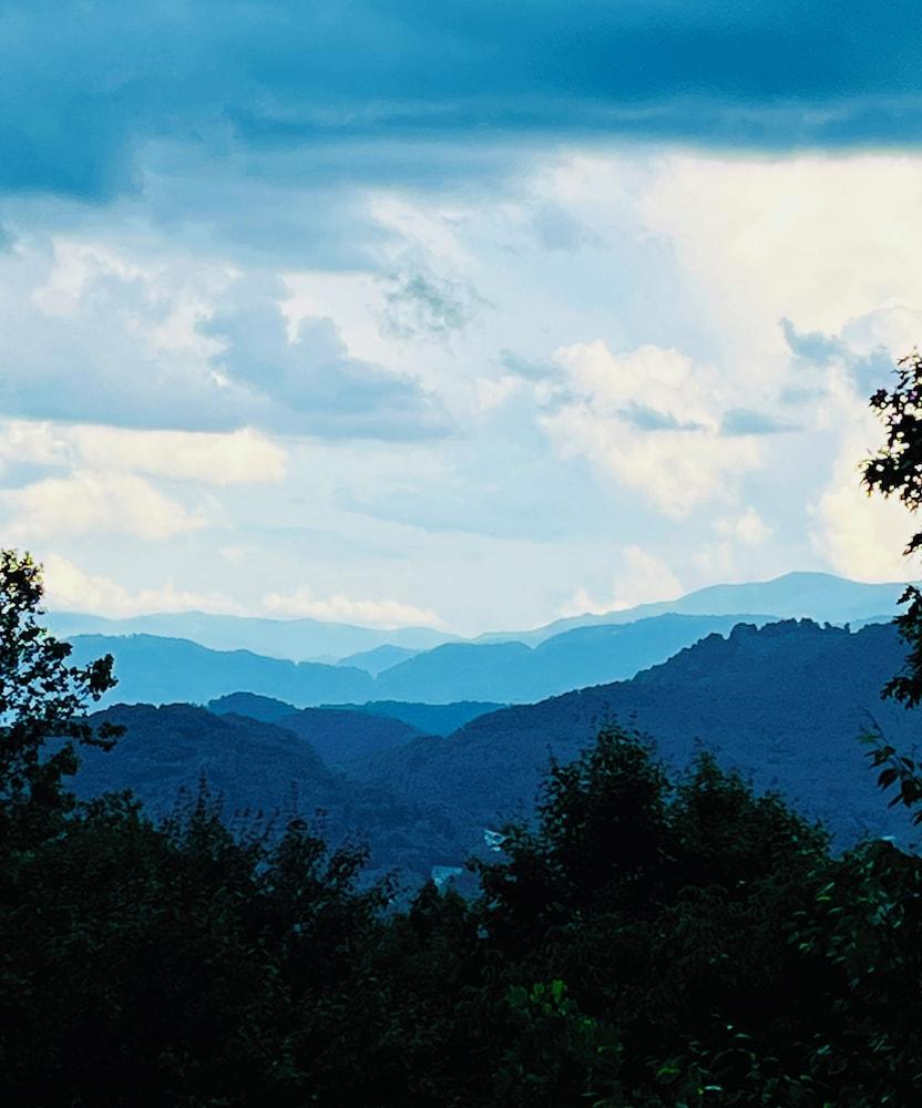 Panoramic Mtn Views: Luxe Cataloochee Cabin!