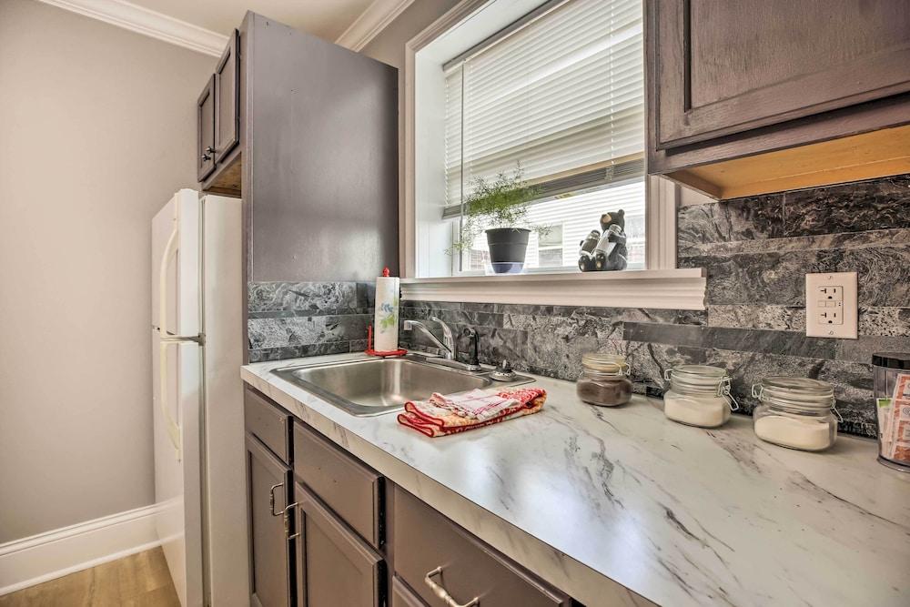 Modern Studio Apartment in Central Williamstown!