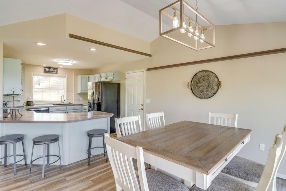 Charming Edgemont Home w/ Deck & Lake Views!