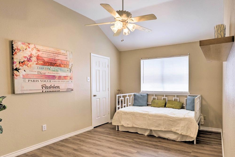 16 Mi to Dtwn Dallas: Spacious Home w/ Yard!