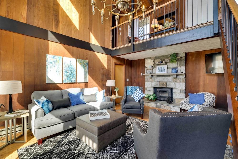 Dock + Fire Pit: Lakefront Poconos Retreat!