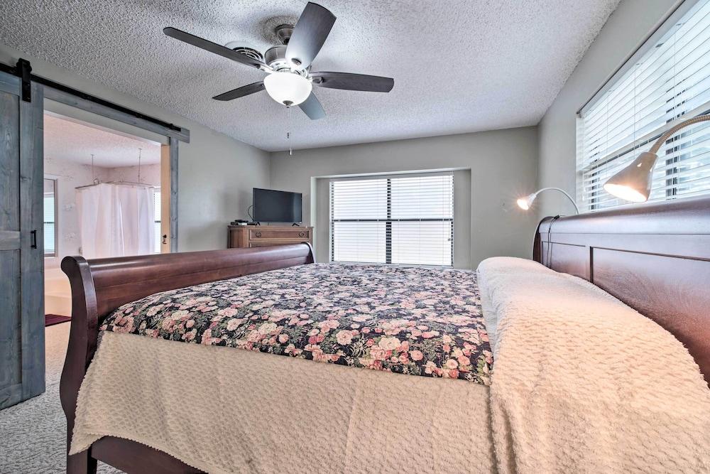 Lake Livingston Hideaway w/ Dock + Gas Grill!