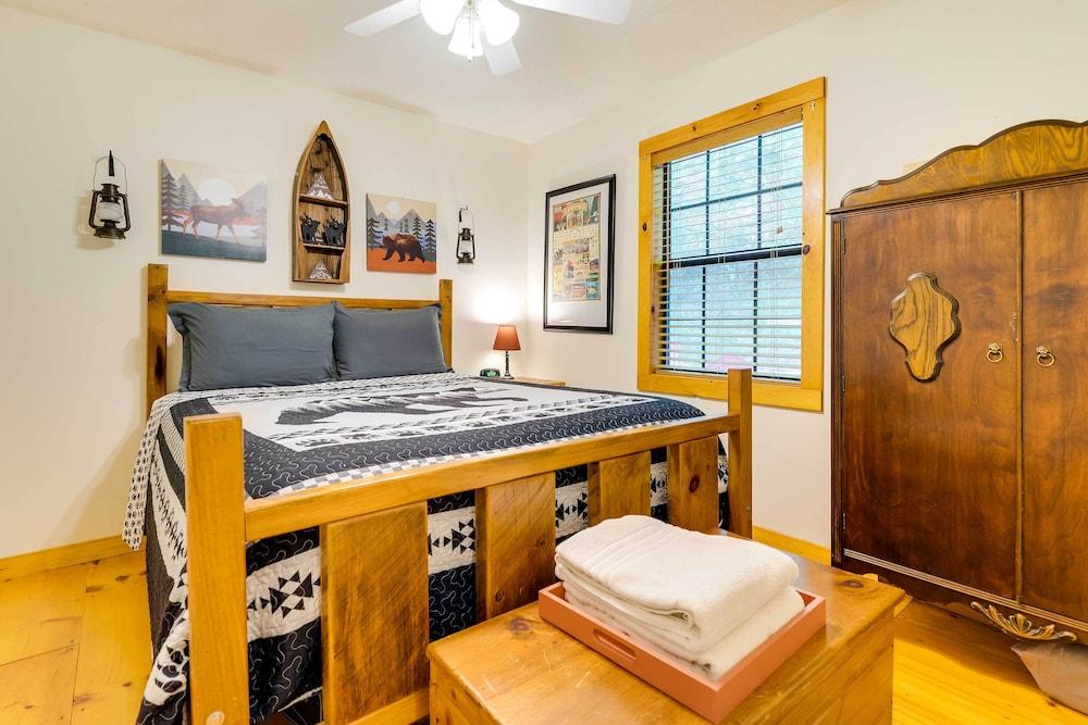 Murphy Family Cabin w/ Fire Pit & Forest Views!