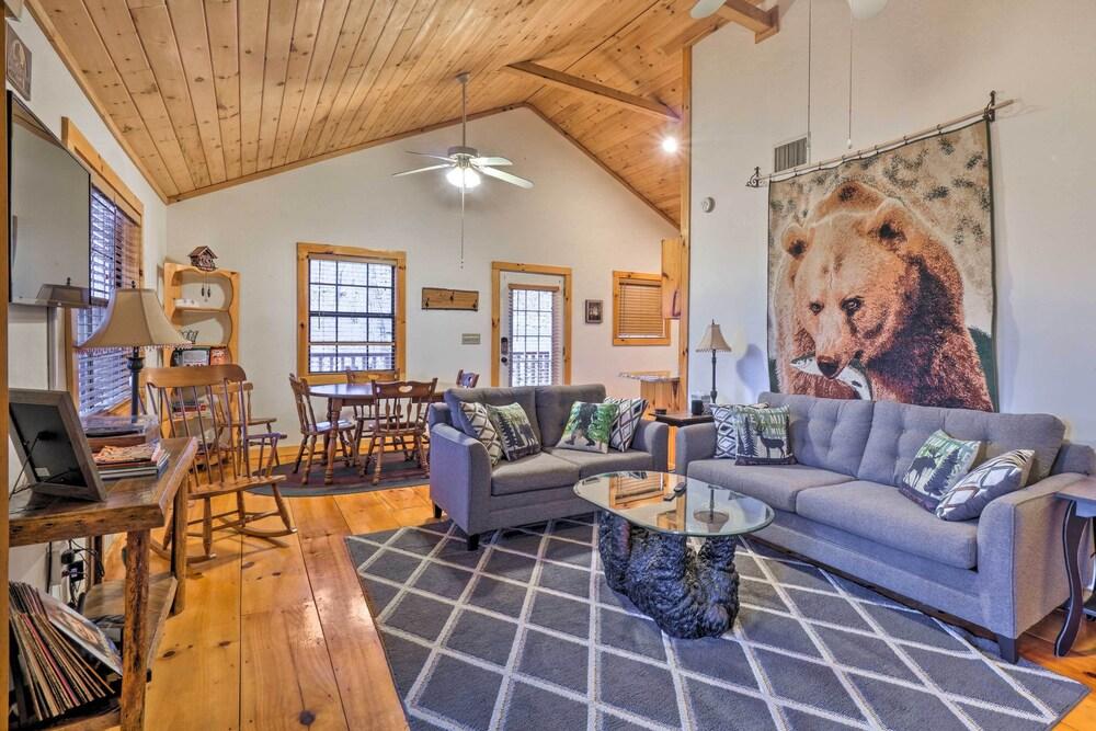 Murphy Family Cabin w/ Fire Pit & Forest Views!