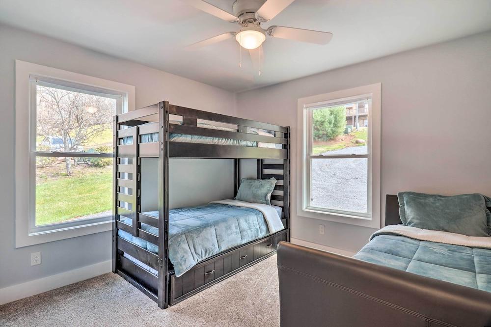 Waynesville Smart Cabin w/ Hot Tub & Views!