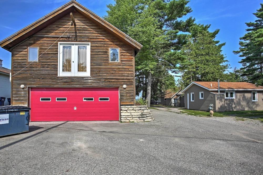 Quaint Studio w/ Shared Beach: Walk to Suttons Bay