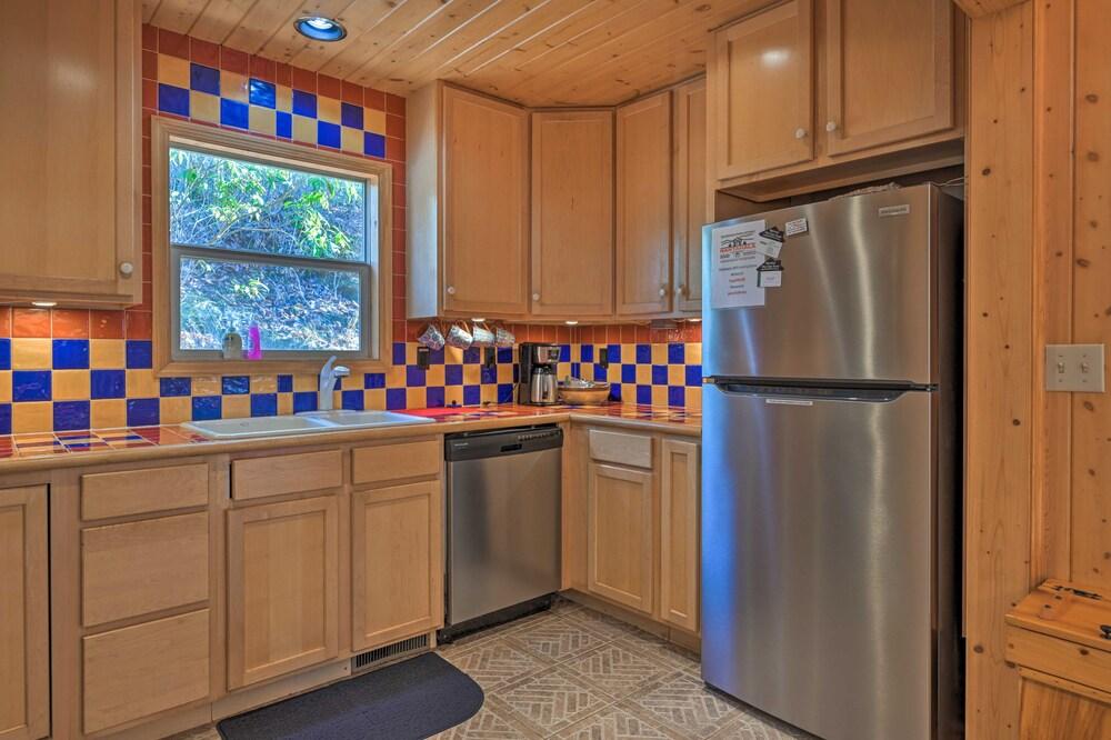 North Carolina Escape w/ Deck, Grill & Fire Pit!