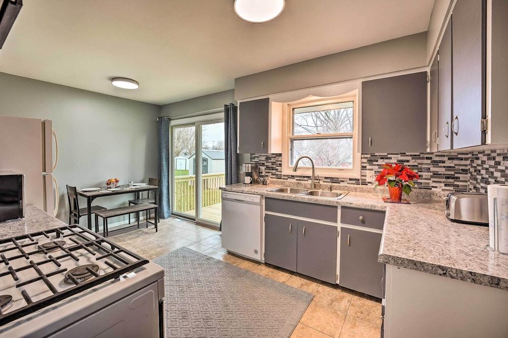 Homey Duplex - 10 Mi to Downtown Grand Rapids!