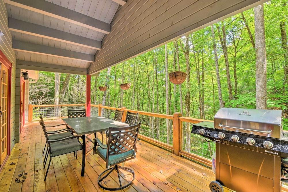 Pet-friendly Otto Mountain Cabin w/ Fireplace!