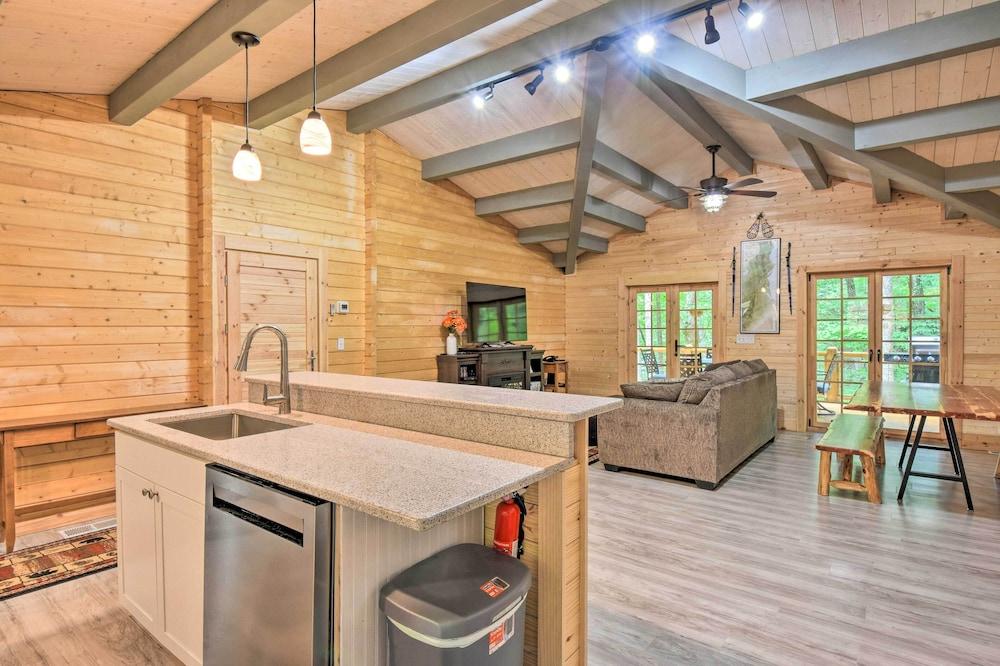 Pet-friendly Otto Mountain Cabin w/ Fireplace!