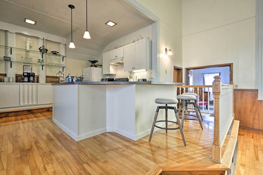 Lisle Apt: Fireplace & Stained Glass Windows!