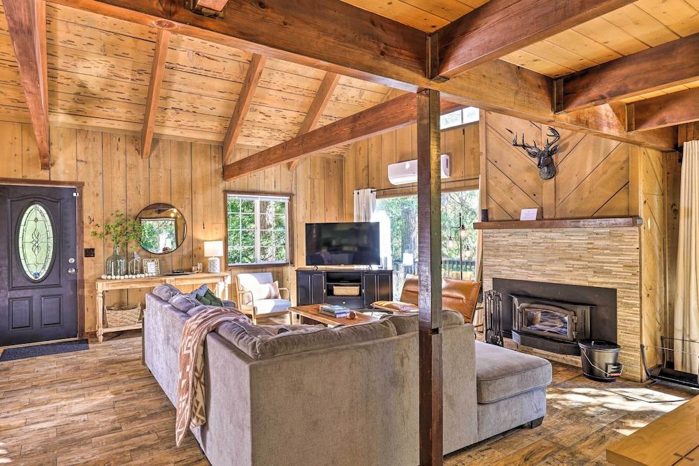 Near Trails: Cabin w/ 2-level Deck in Twain Harte