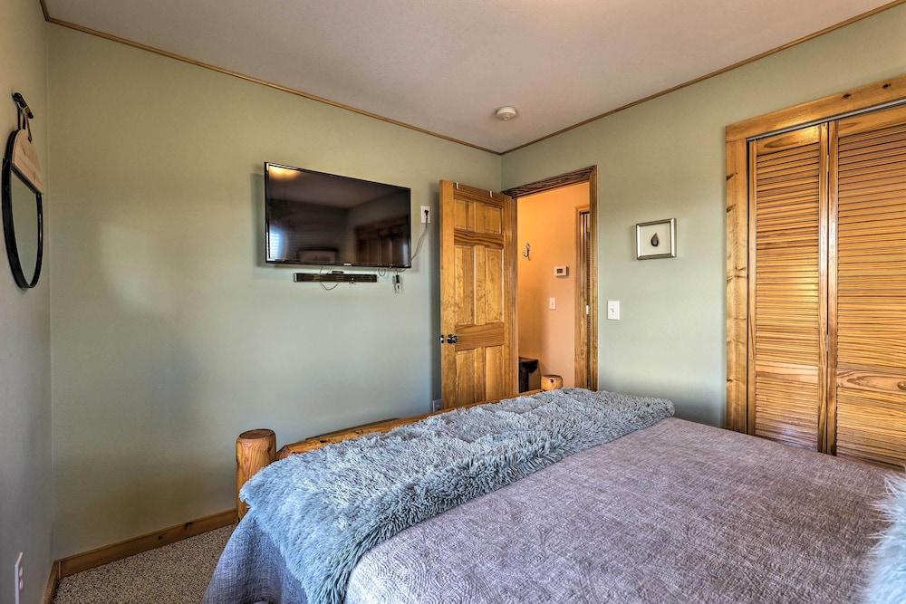 Piney Creek Mountain-view Cabin w/ Wraparound Deck