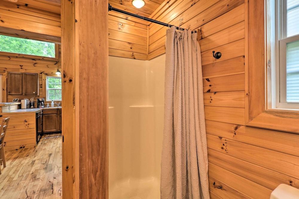 Cozy Boone Cabin w/ Deck: Close to Downtown!