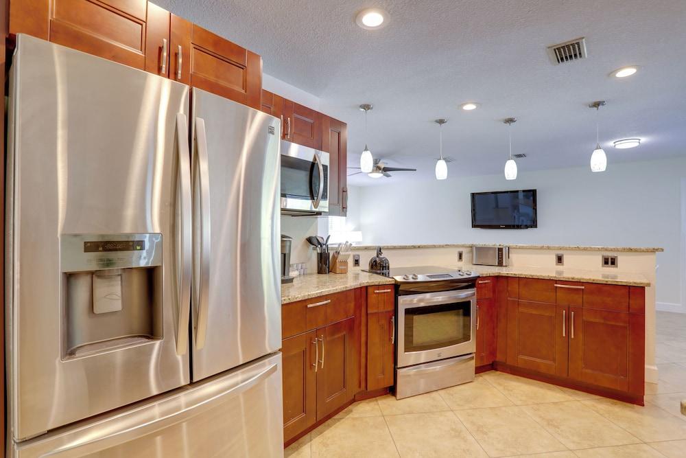 Spacious Largo Retreat: Private Pool & Yard!