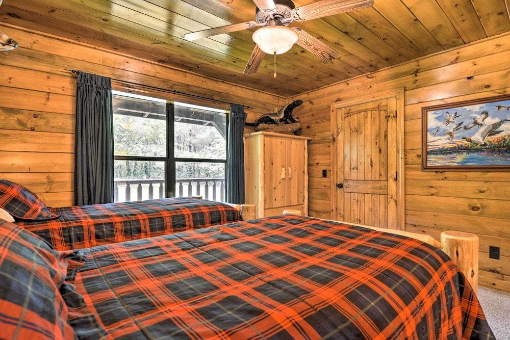 Secluded Northwest Arkansas Cabin: Fire Pit & Deck