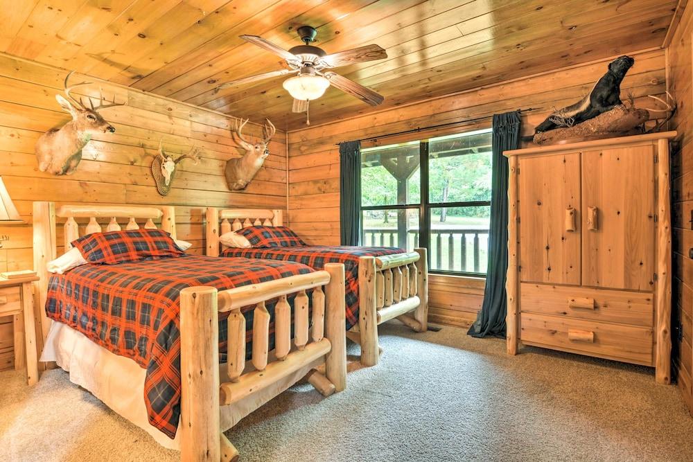 Secluded Northwest Arkansas Cabin: Fire Pit & Deck