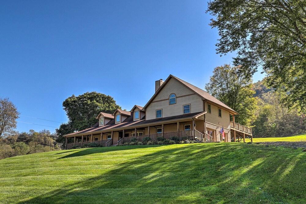 Game Room, Theater + Deck: Burnsville Cabin!