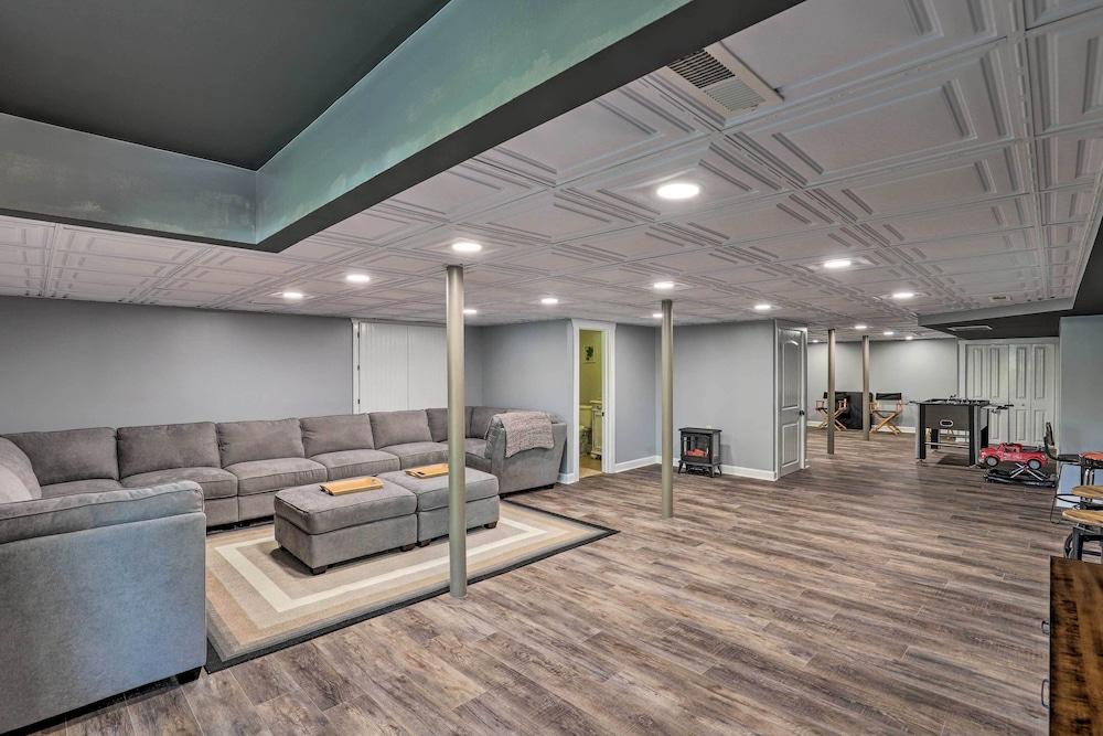 Game Room, Theater + Deck: Burnsville Cabin!